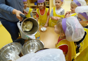 07 Dzieci oglądają wyrobione w maszynie ciasto.